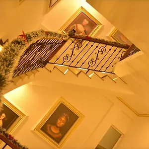 New Queen's Palace Отель